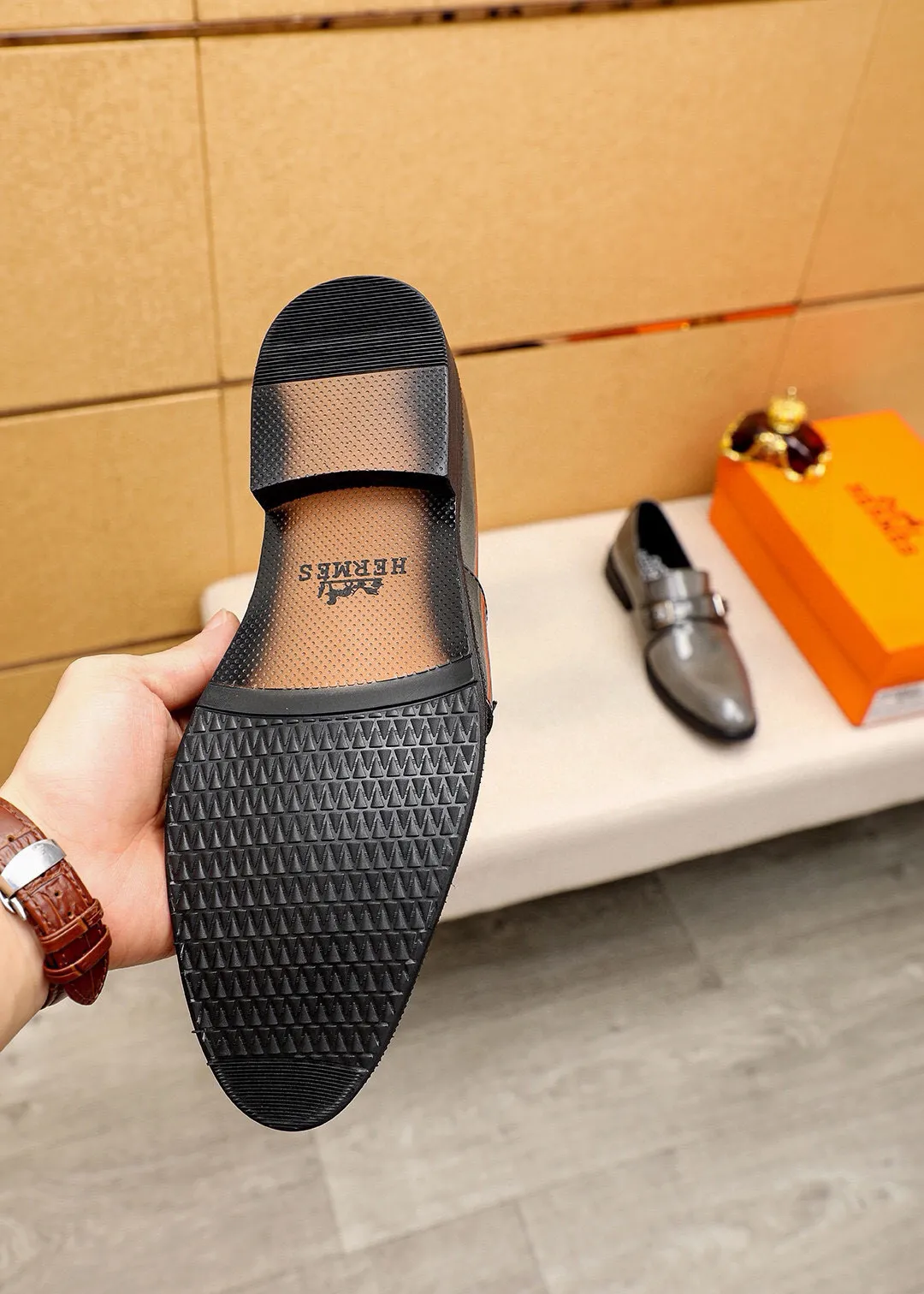 Men's shoes 💰480💐 Product trademark: HERMES "Hermès" business leather shoes Regular size: 38-44 (45🉑️customized) Product materials: Selected imported first-layer open-edge beaded calfskin upper, imported water-dyed 🐂 cowhide lining. Strong three-dimensional visual effect, non-slip and wear-resistant combination outsole Color: 2⃣️colors available